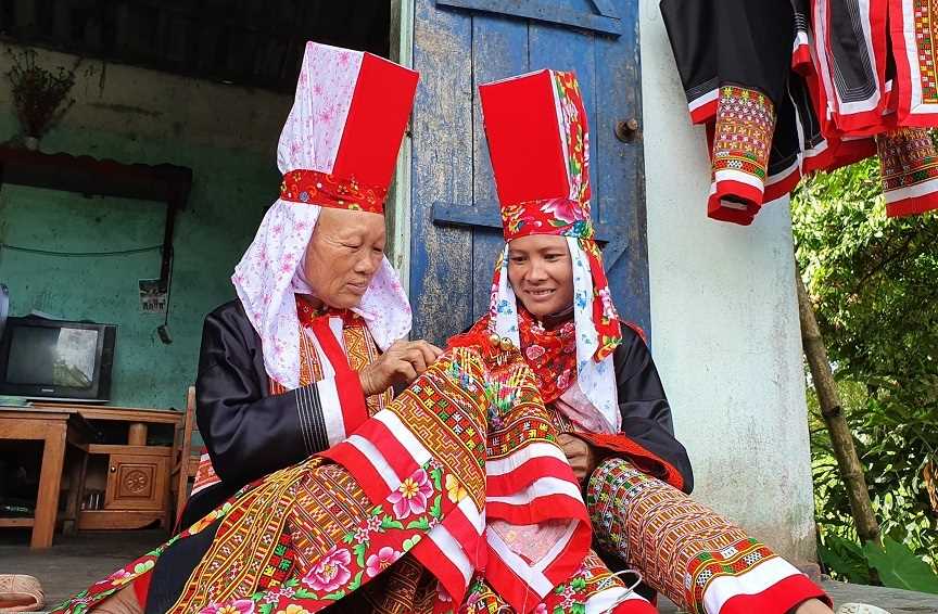 Người gìn giữ nghệ thuật thêu truyền thống dân tộc Dao Thanh Phán